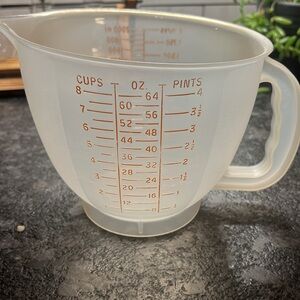 8 cup Mix N Store vintage measuring cup by Tupperware. Excellent condition